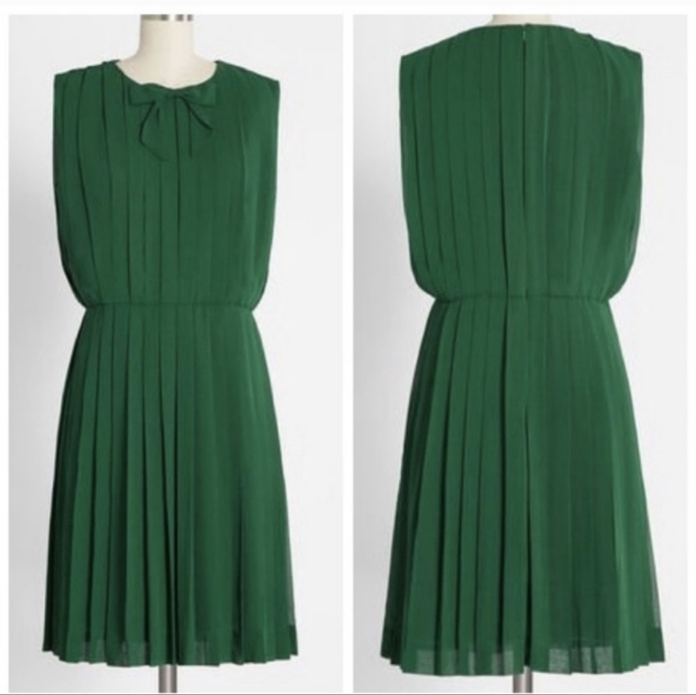 NWT Modcloth M The Pleat-est Dress Solid Green Green Fit and Flare Bow Pleated
